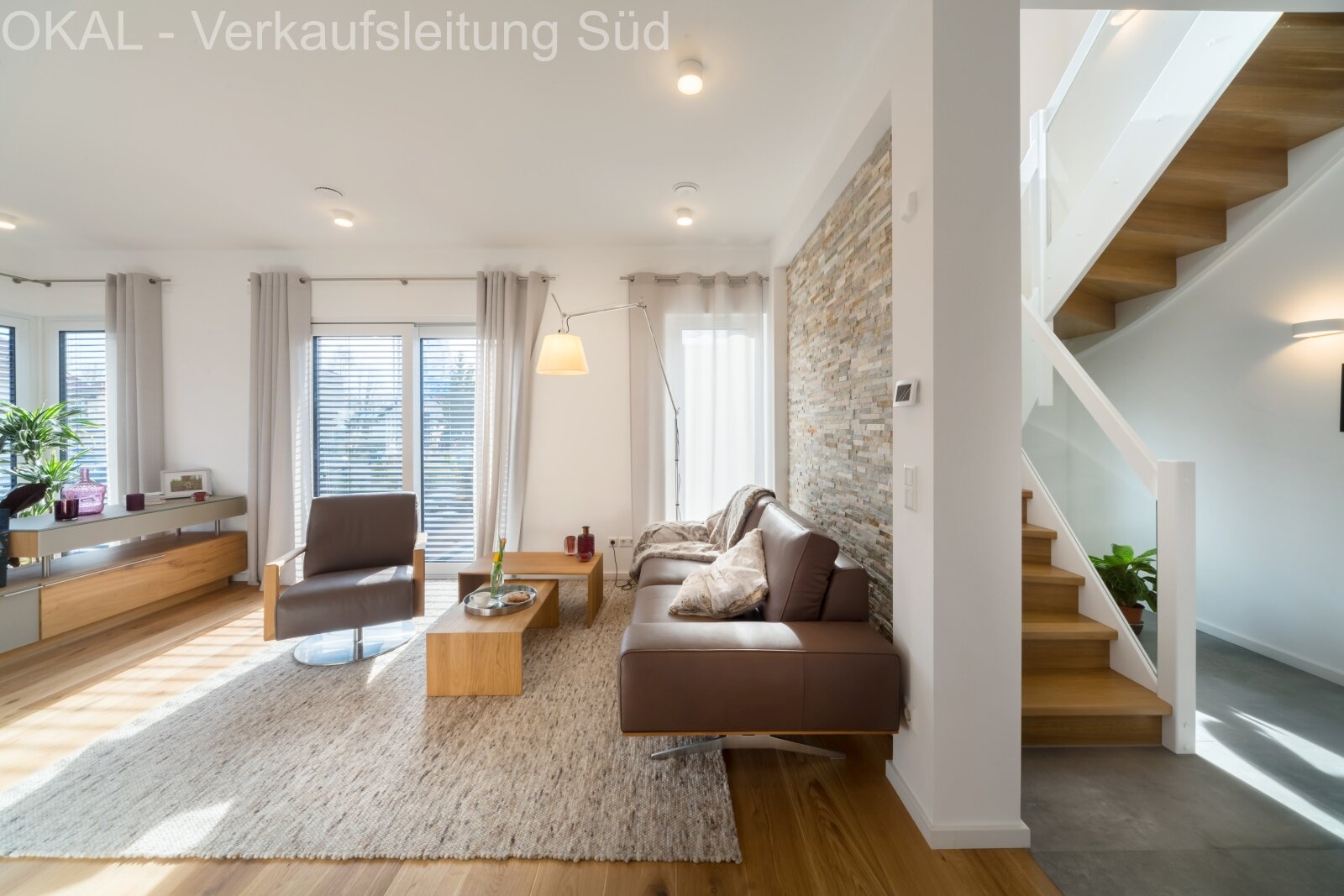 . Wohnzimmer mit integrierter Treppe