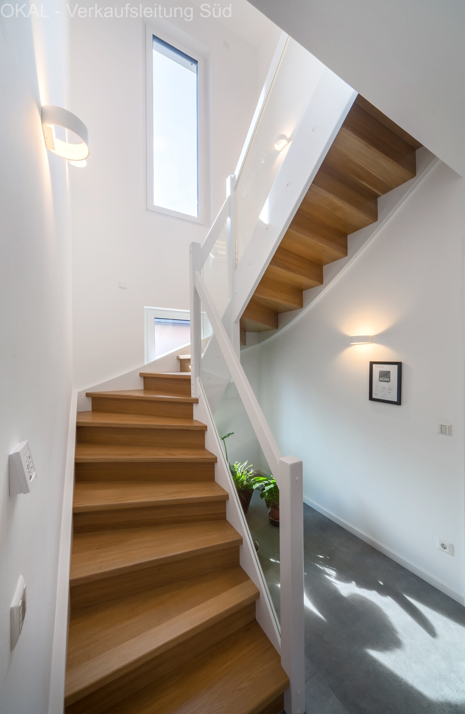 Gewendelte Treppe mit weißem Charakter