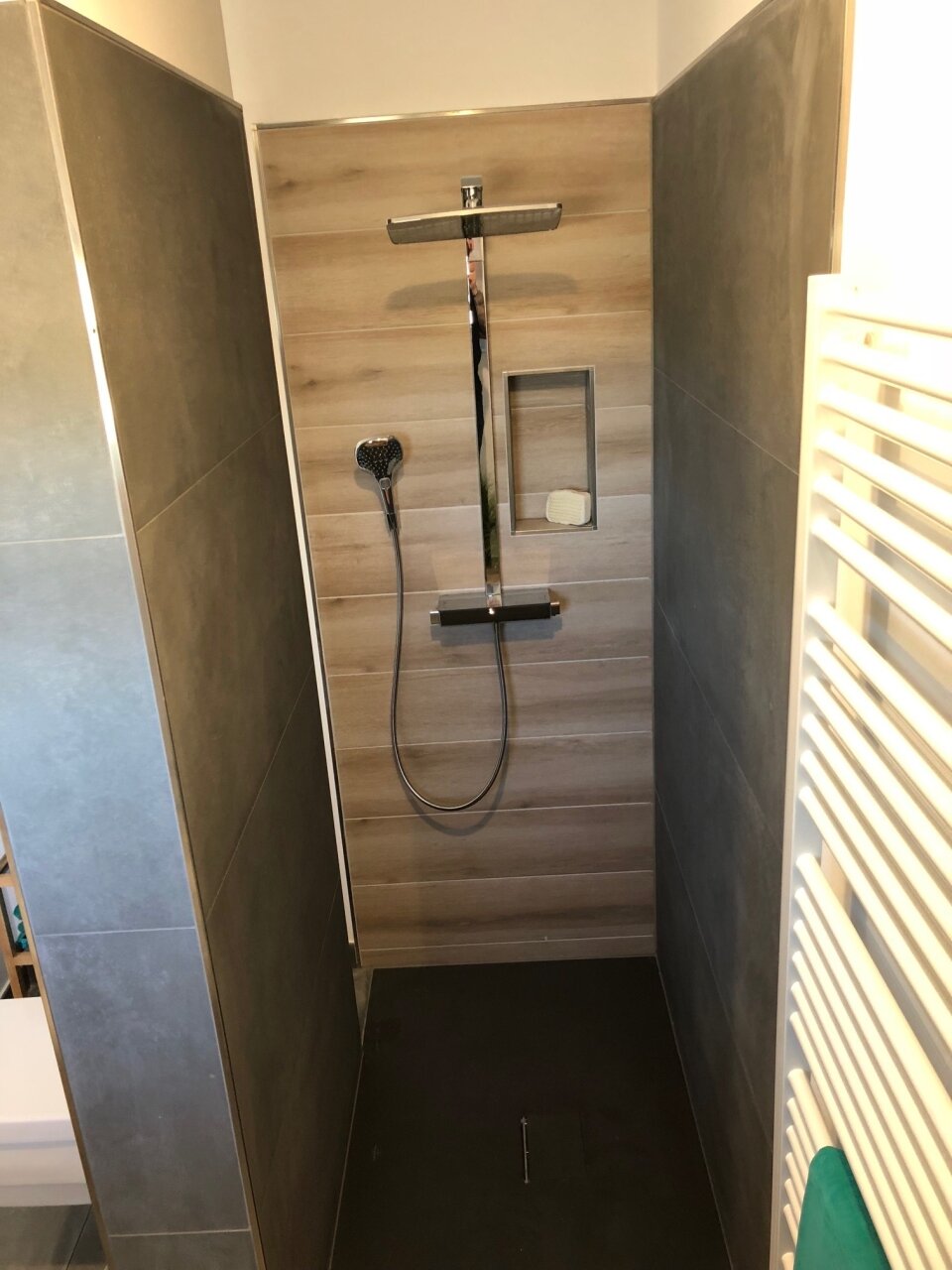 Badezimmer mit bodentiefer Dusche